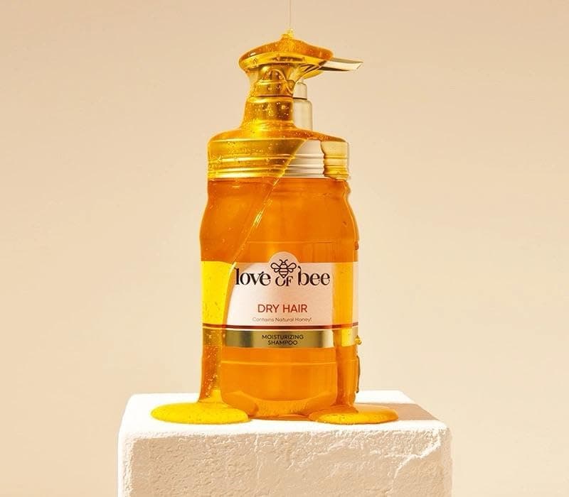 Komili 1878 Love of Bee Kuru Saçlar için Doğal Bal İçeren Yoğun Nemlendirici Premium Şampuan - 420 ml