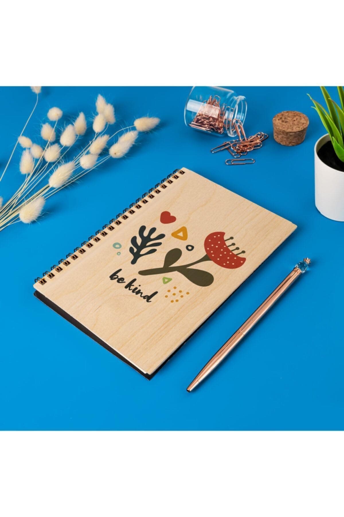 Be Kind Çiçek Desenli Ahşap Kapaklı Defter – 12x18 cm, 48 Yaprak | Spiral Bağlı, UV Baskılı, Çizgisiz Defter