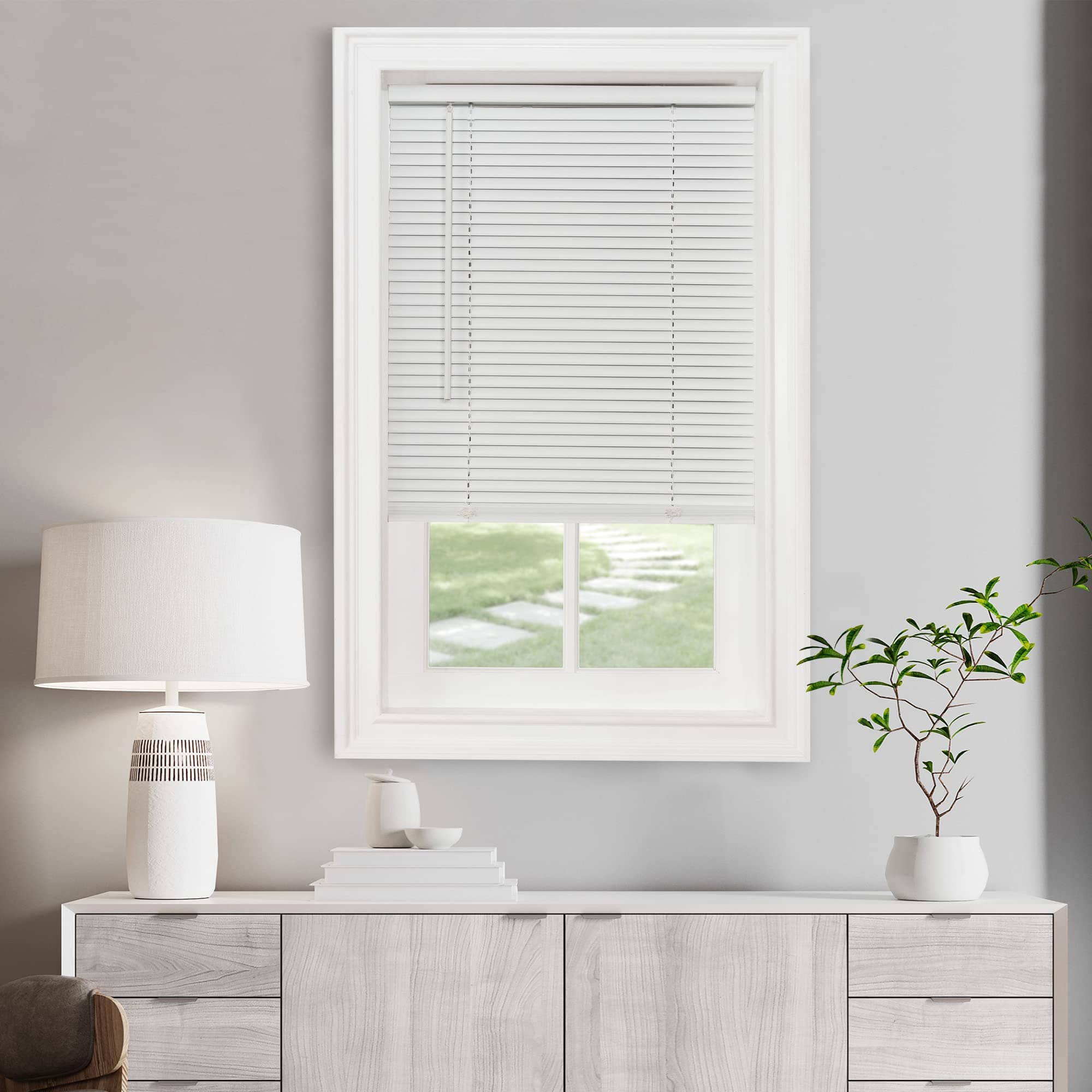 Akülü Işık Filtreleme Mini Stor Perde - 18 inç Genişlik, 100 cm Uzunluk, 2,5 cm Çıta Boyutu - İnci Beyazı - Akülü GII Morningstar Yatay Pencere Panjurları Achim Home Decor tarafından